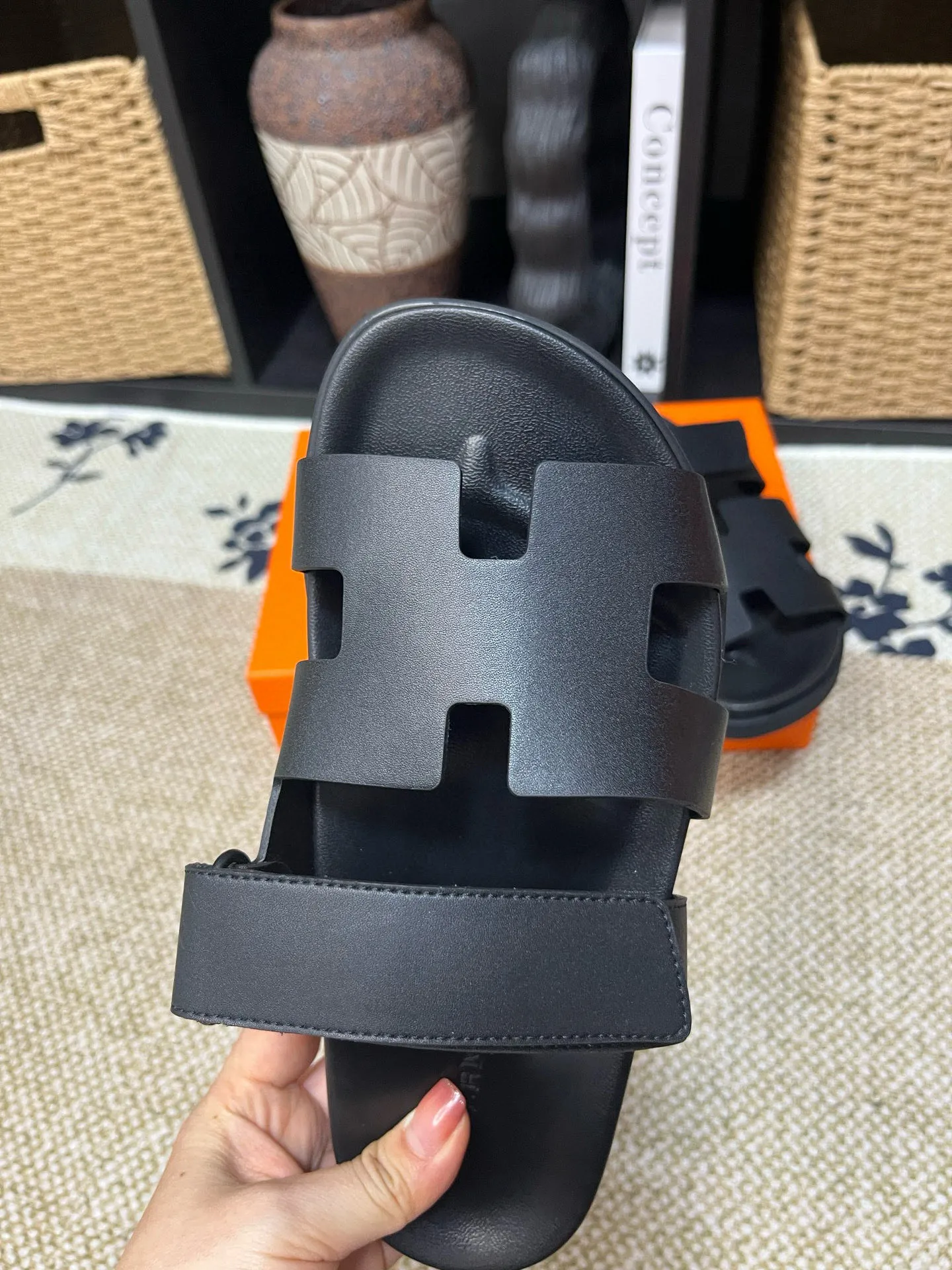Factory price: 340💰Long-term availability Hermes men's Kazimir slippers for couples - top quality, Hermès woven calfskin functional sandals. The interwoven upper inspired by the "H" iconic pattern creates a casual look, which can be said to be a good companion for summer. Imported cowhide + cowhide lining + TU men's shoes💰Outsole Size: 35-46
